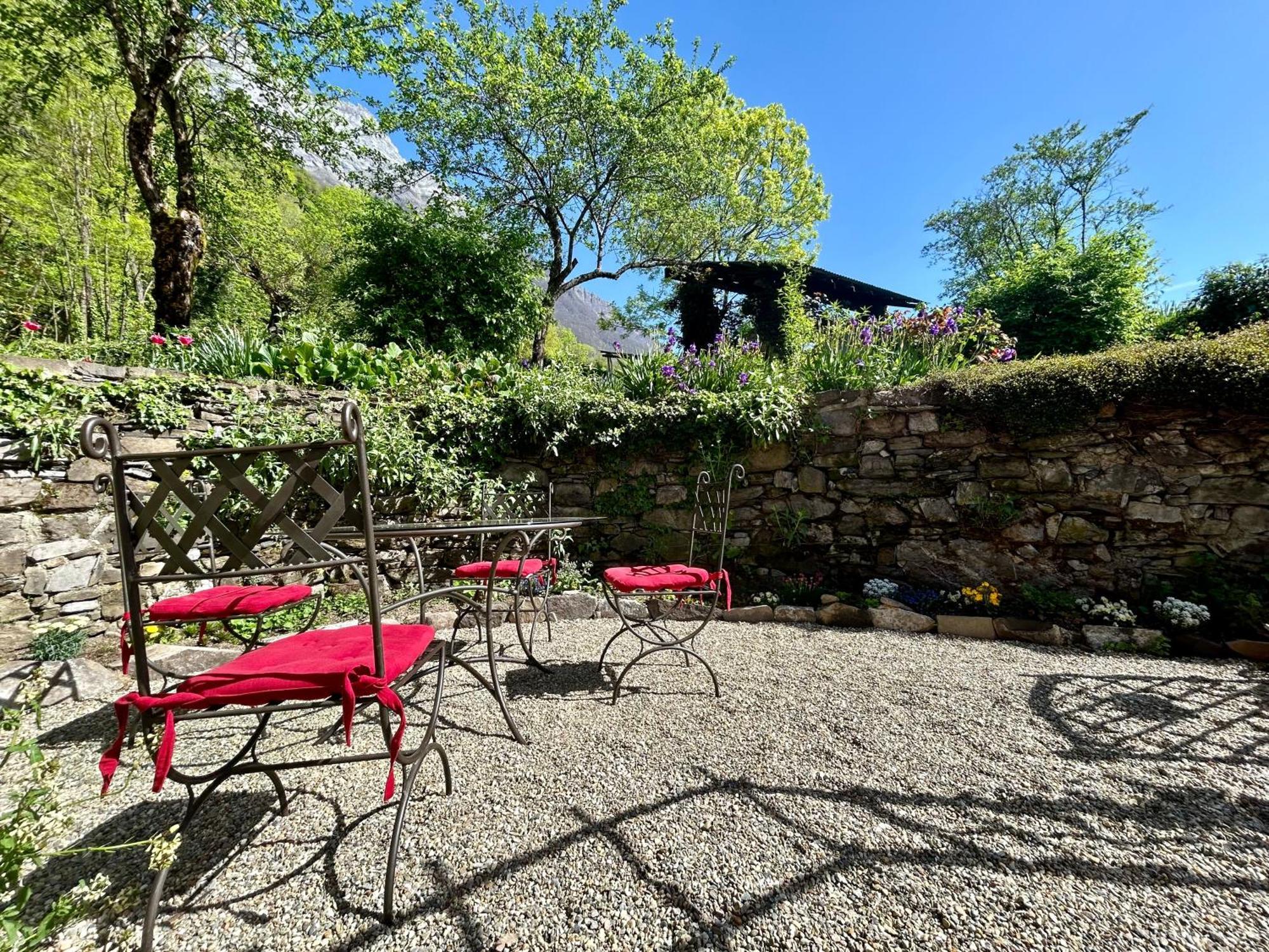 Au Pied Du Chateau- Parking Wifi Jardin - Clg Savoie Freterive Exterior photo